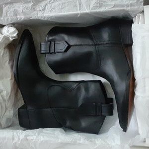 FRAME Le Dallas Bootie in Noir